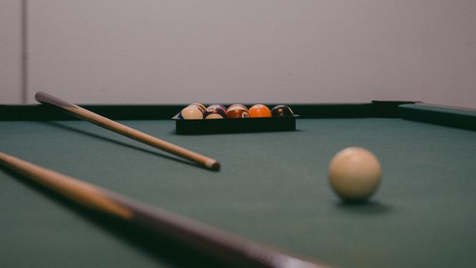 Eine ruhige Kugel schieben beim Billard