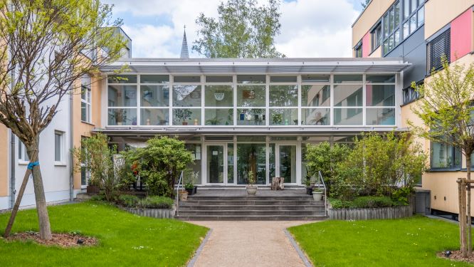 Schöner Gemeinschaftsgarten mit Terrasse